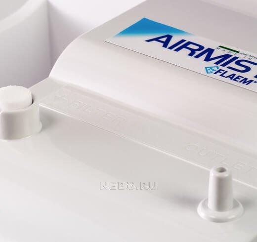 Воздушный фильтр и место подключения воздуховодной трубки у компрессорного небулайзера Flaem Nuova Airmist